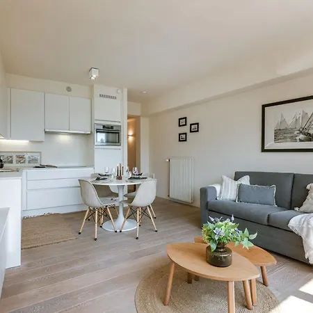Luxurious With Ideal Location דירה *